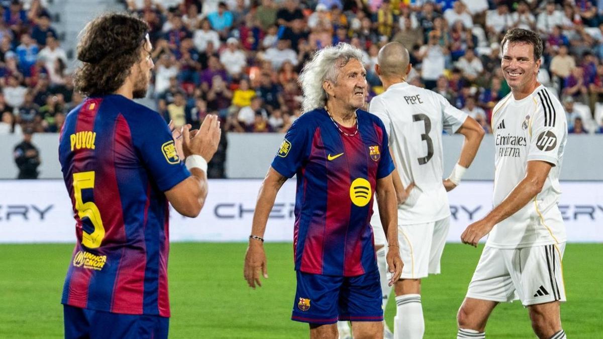 Puyol aplaude a Mágico González ante la mirada de Pavón.
