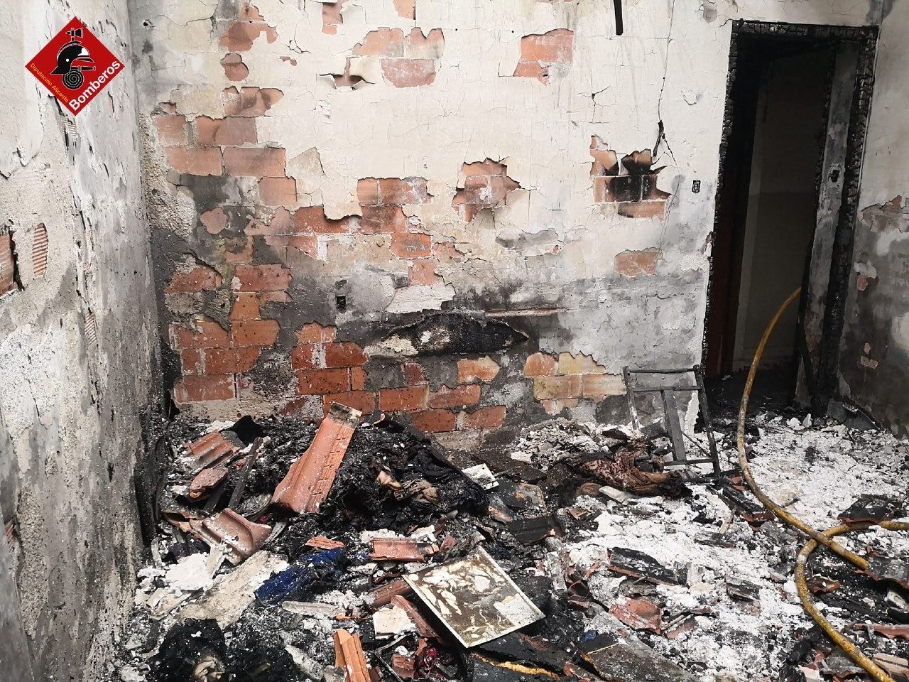 Arde una vivienda en el barrio Nueva Fraternidad de Elda