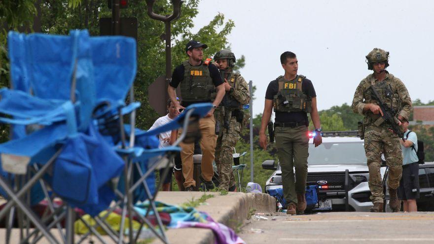 Forces de seguretat inspeccionen l&#039;escena del tiroteig de Chicago del 4 de juliol