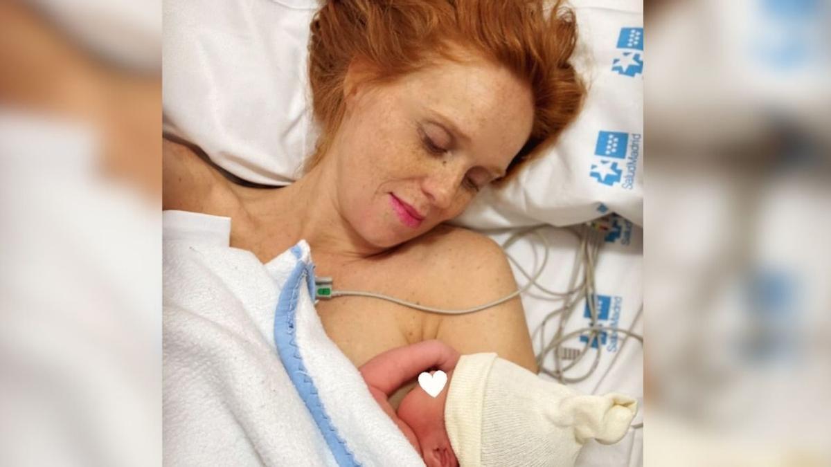 María Castro compartió esta foto en su perfil de Instagram con su bebé recién nacido este martes.