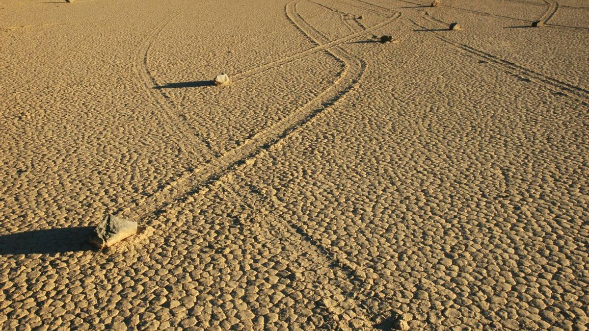 Algunas de las piedras 'viajeras' del desierto de Mojave