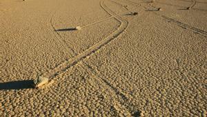 Algunas de las piedras viajeras del desierto de Mojave