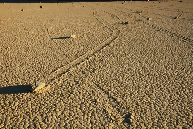 Algunas de las piedras viajeras del desierto de Mojave