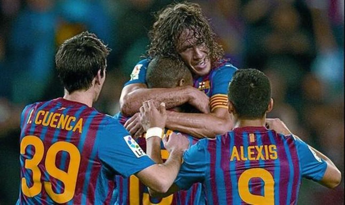 Cuenca, Keita i Alexis van a felicitar Puyol pel 4-0, dissabte.