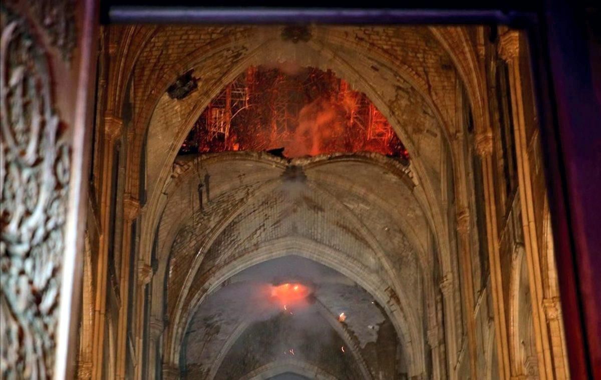 Incendio en la Catedral de Nôtre Dame