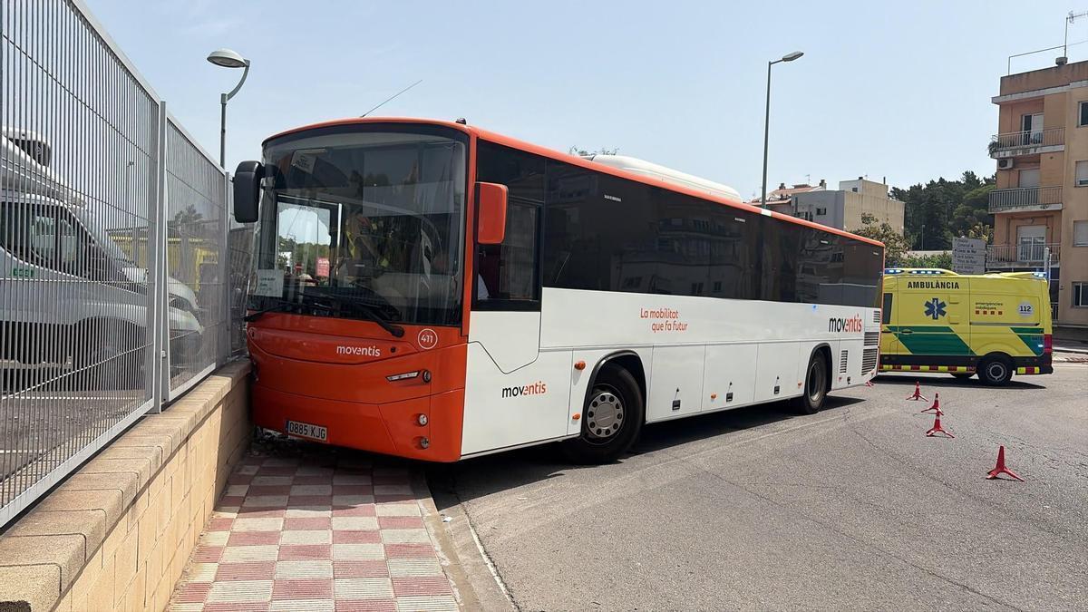L'autobús encastat arran de l'accident contra la tanca d'una empresa de Blanes.