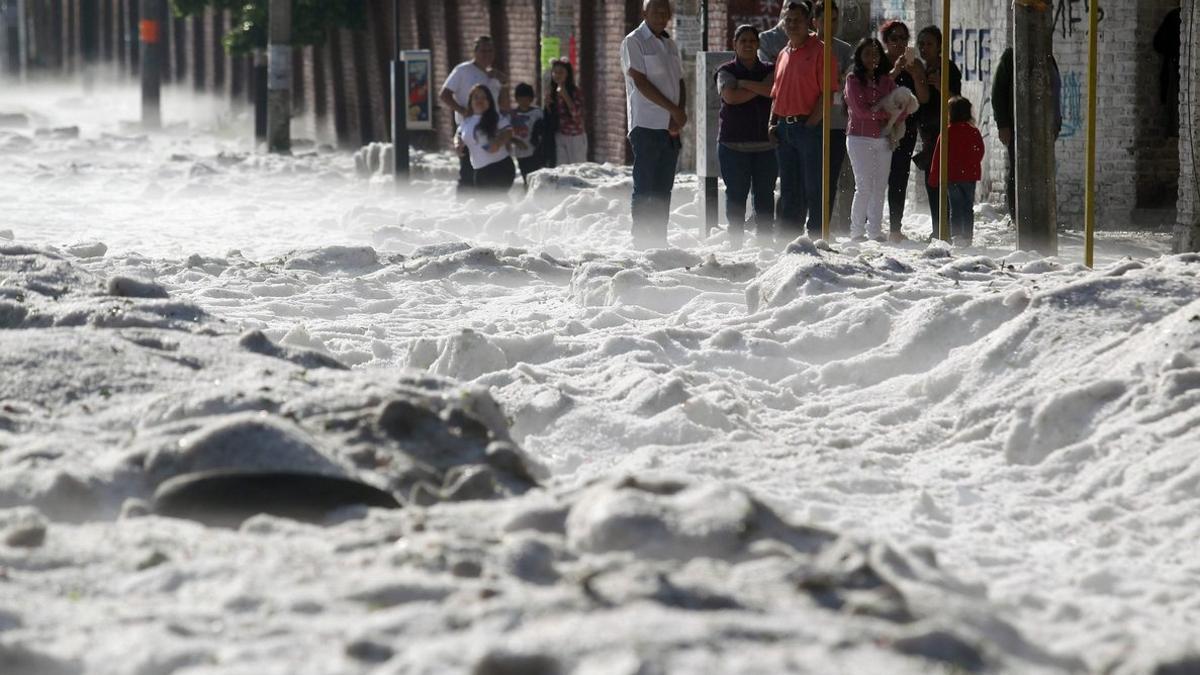 Hasta un metro y medio de granizo en México provoca el caos