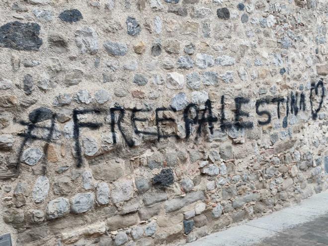 Fan pintades a favor del poble palestí al call jueu de Besalú