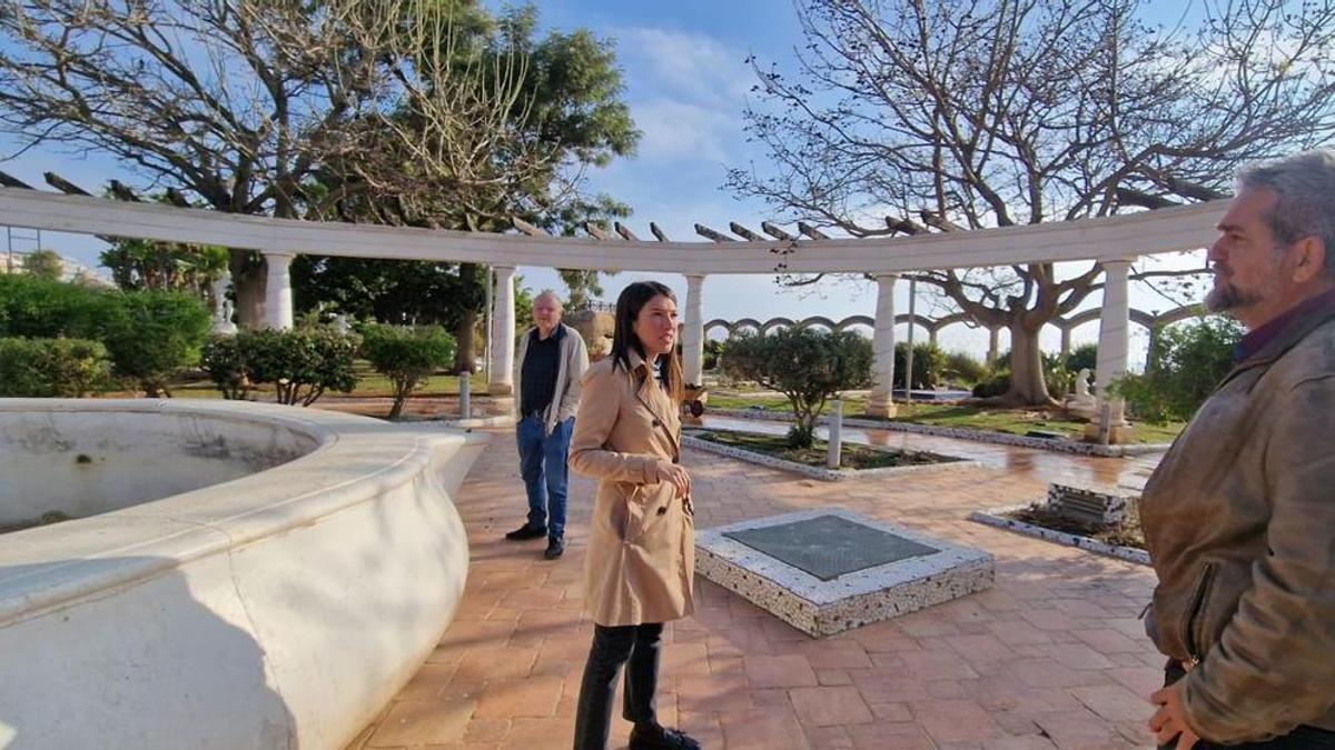 La concejala de Urbanismo, María Jiménez, visitó el parque de los Jardines, a la espera de encargar el anteproyecto.