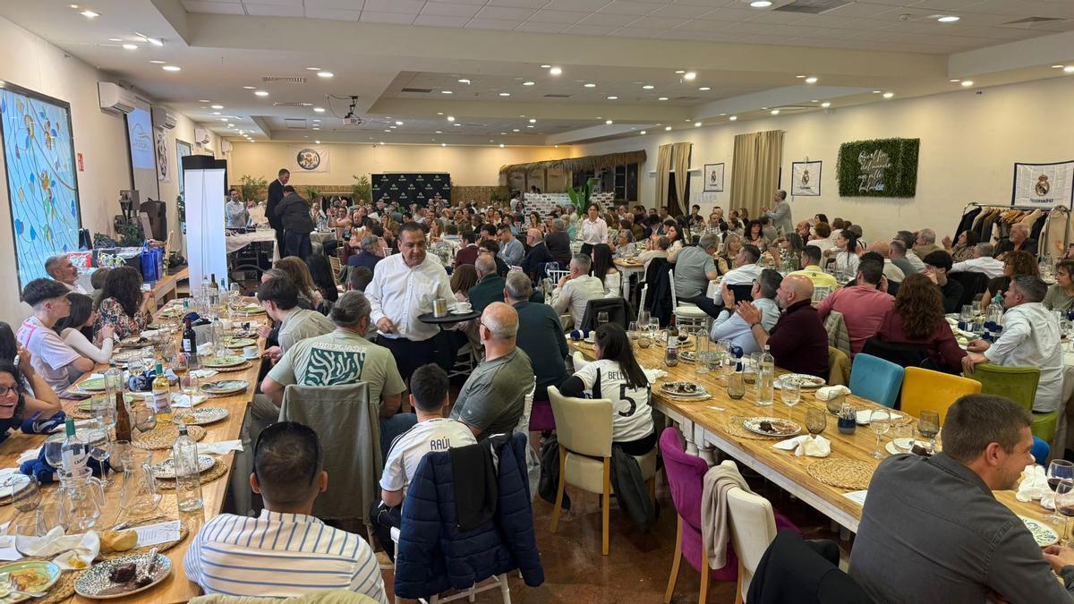 Algunos asistentes a la cena de la Peña Madridista Placentina.