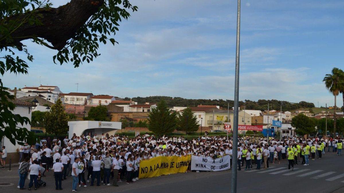 1.500 personas se manifiestan en Zahínos contra la mira de uranio en la sierra Suroeste