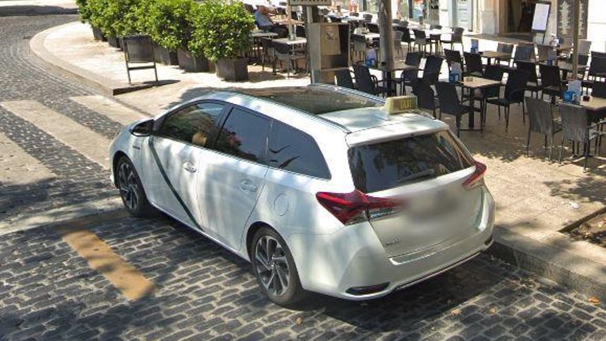 Imatge d&#039;arxiu d&#039;un taxi a la parada de la Rambla de Figueres.