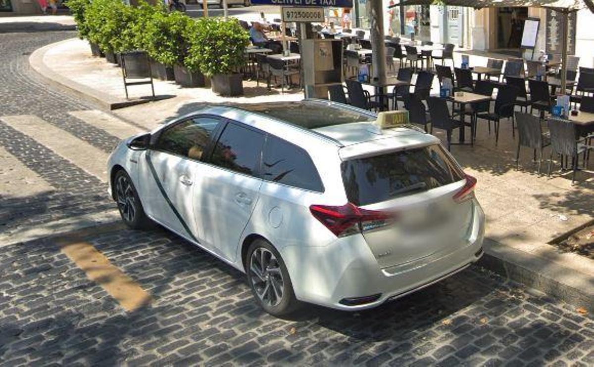 Imatge d'arxiu d'un taxi a la parada de la Rambla de Figueres.