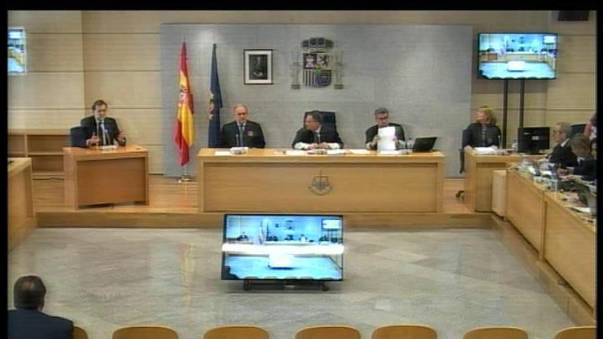 Rajoy, a la derecha del tribunal