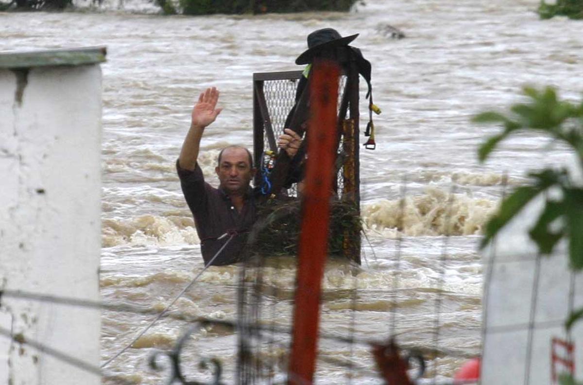 Antonio Leal, agarrado a una portilla en las inundaciones de noviembre de 2006.