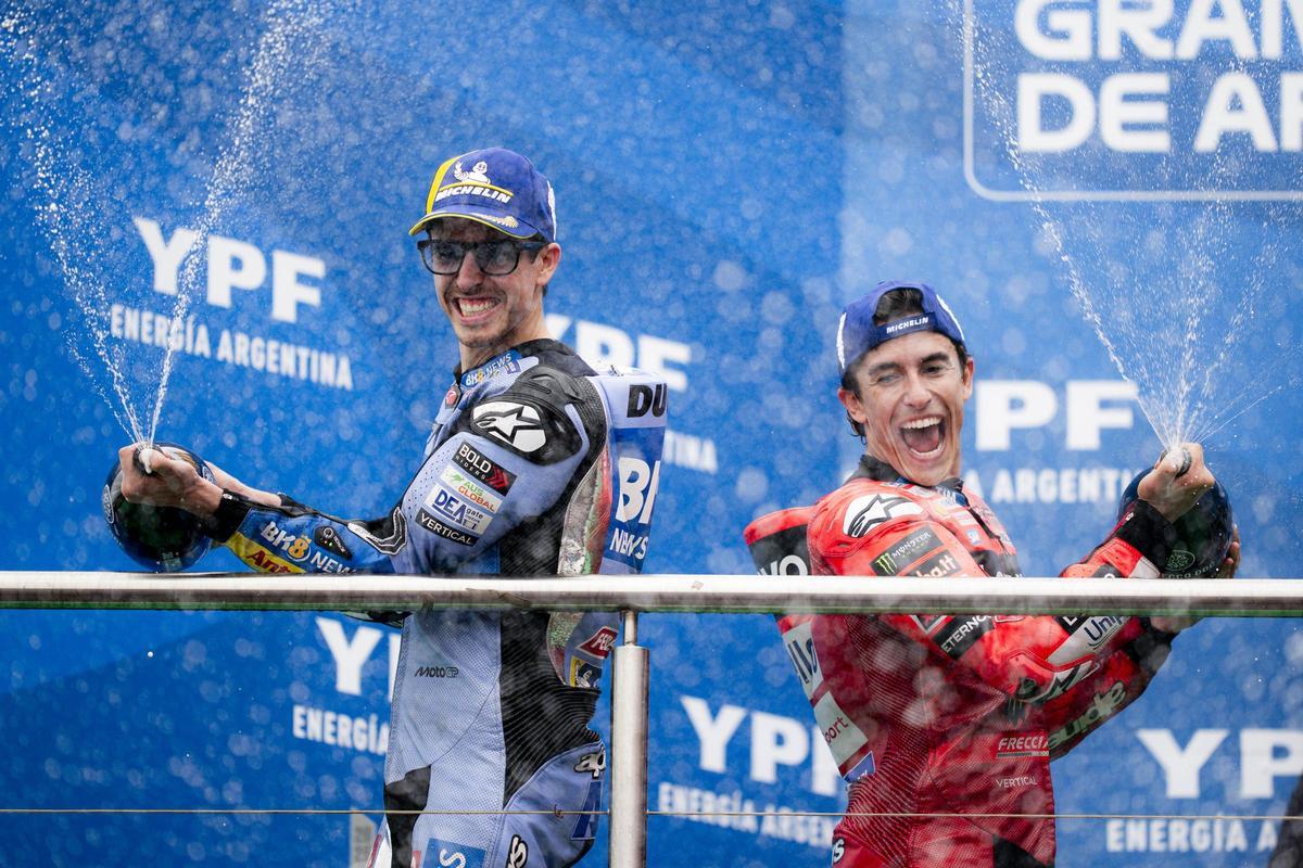 Àlex y Marc Márquez celebran uno de sus dobletes de este año en el podio.