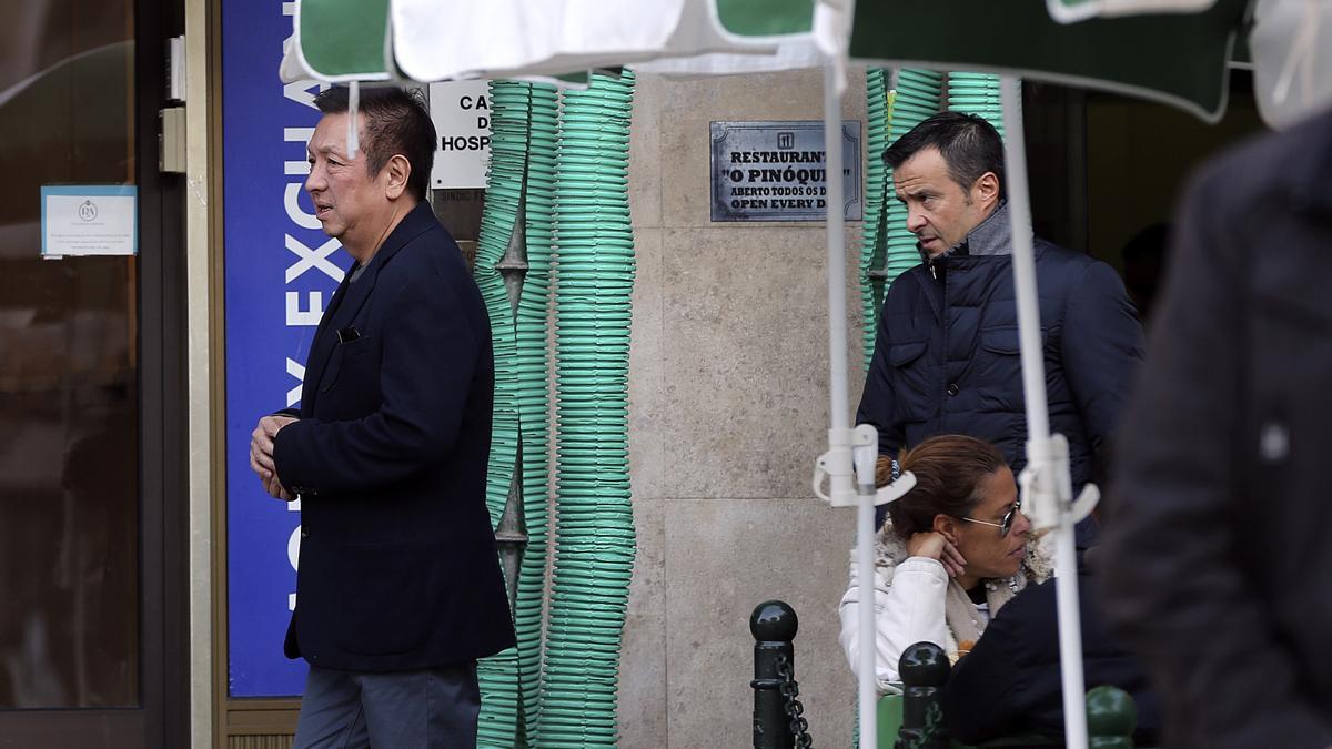 Peter Lim, y tras él el agente portugués Jorge Mendes.