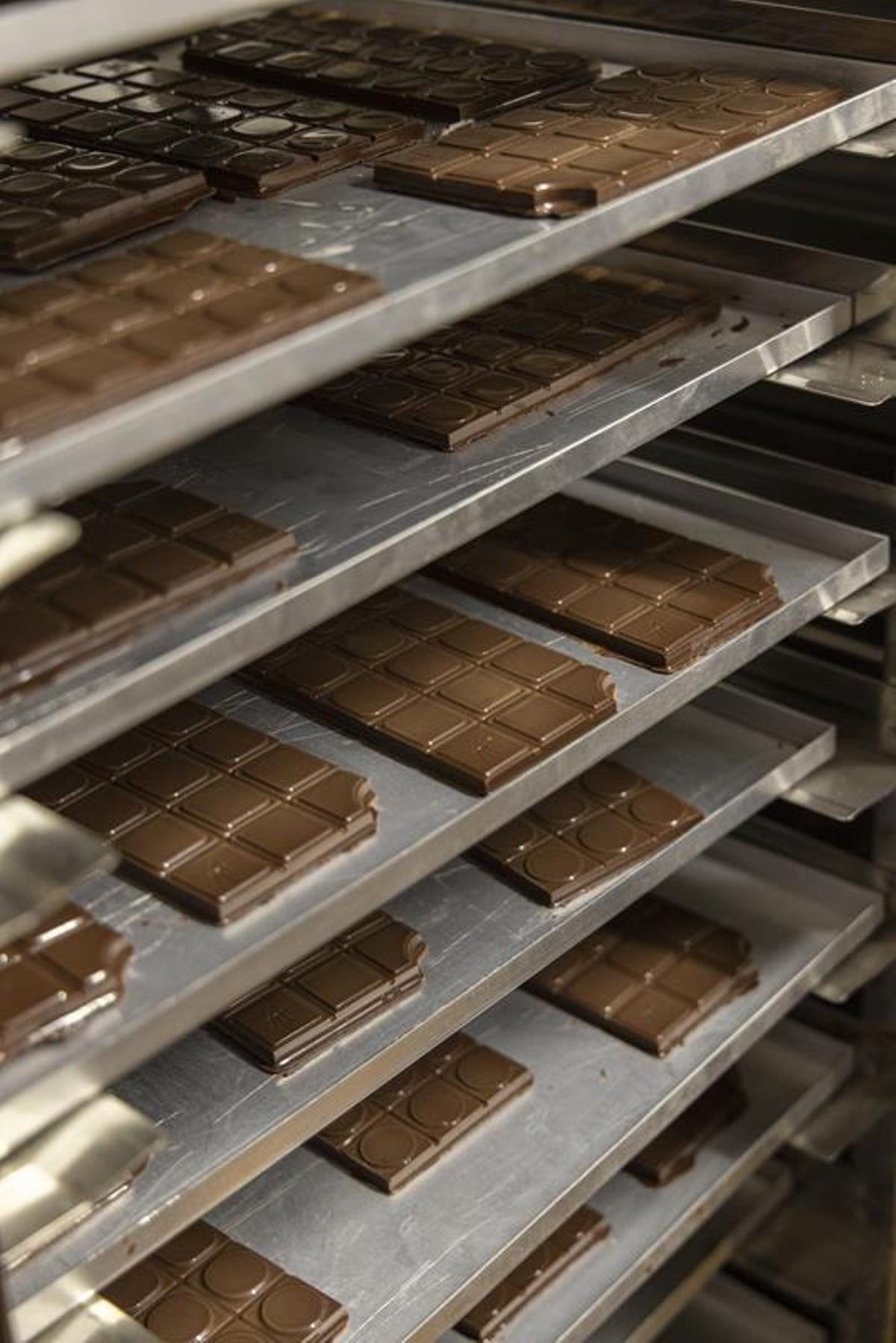 Tauletes de xocolata a l'obrador de Navata.