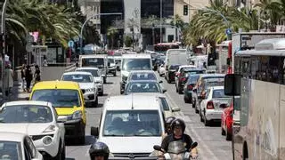 Refuerzo policial en el centro de Alicante para evitar el caos de tráfico por las obras concentradas en el verano