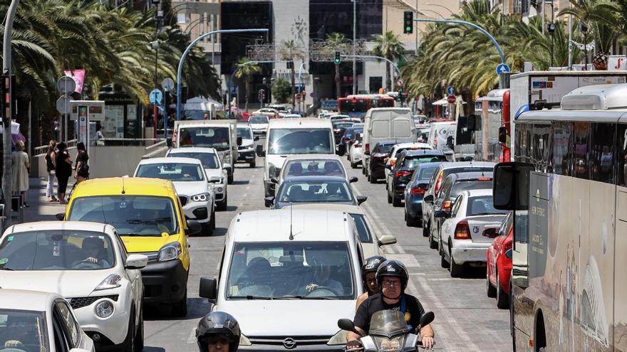 Refuerzo policial en el centro de Alicante para evitar el caos de tráfico por las obras concentradas en el verano