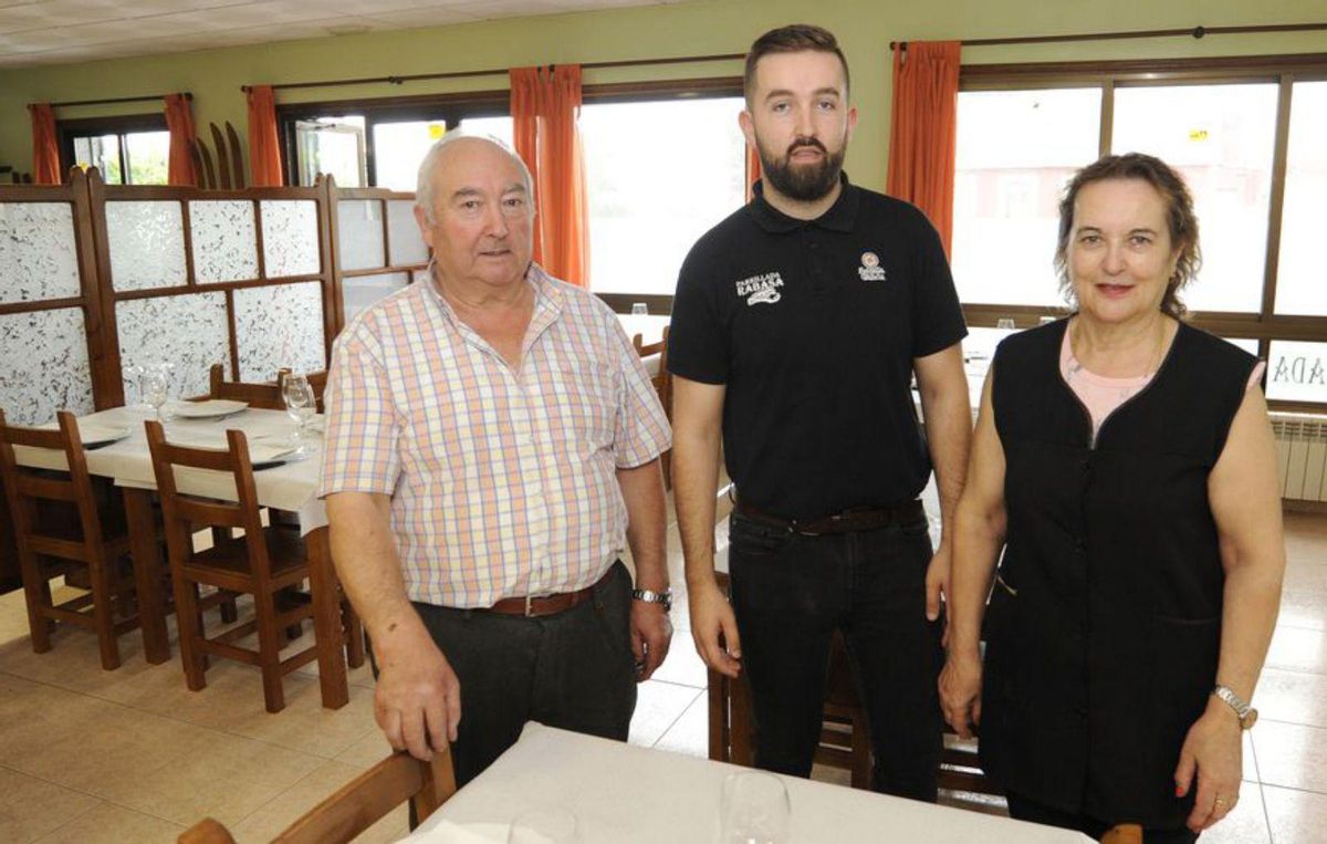 Daniel, junto a sus padres, en el Rabasa. | // BERNABÉ/JAVIER LALÍN