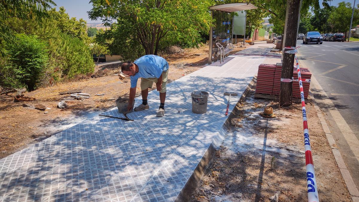 Un albañil trabaja en las obras de renovación de aceras en Las Vaguadas.