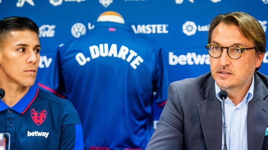 El presidente junto a Óscar Duarte en la presentación del costarricense.