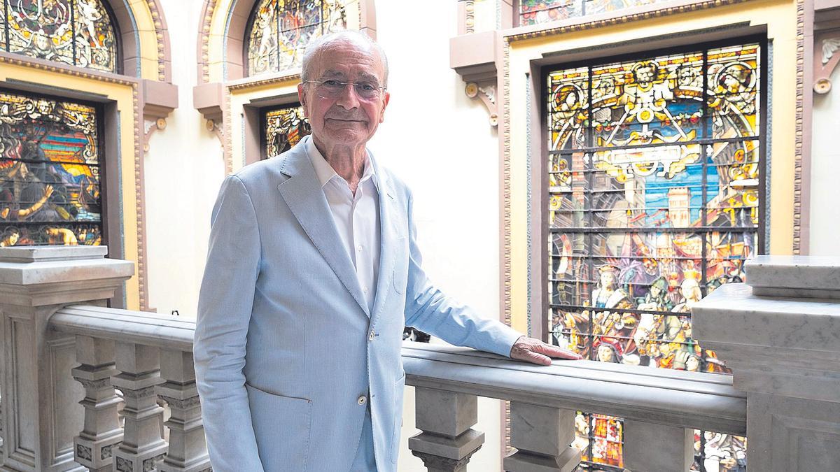 Francisco de la Torre posa en el Ayuntamiento de Málaga para la entrevista