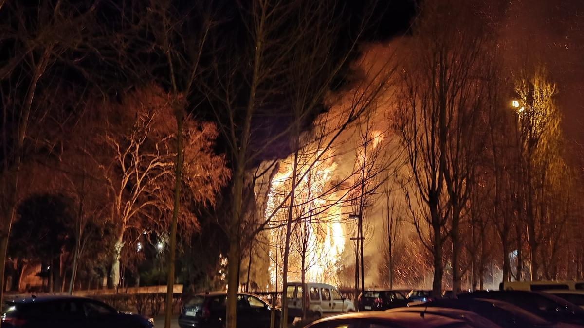 VÍDEO | Incendi de vegetació al Parc de les Aigues de Figueres.