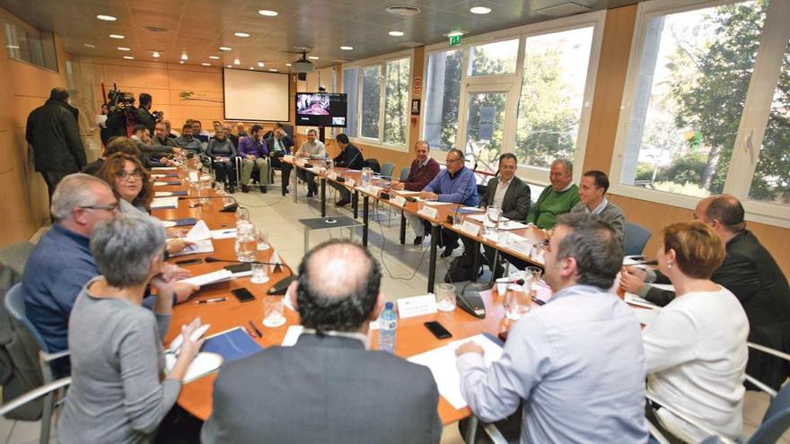 Los alcaldes y regidores se reunieron ayer en la sede de la FELIB en Palma.