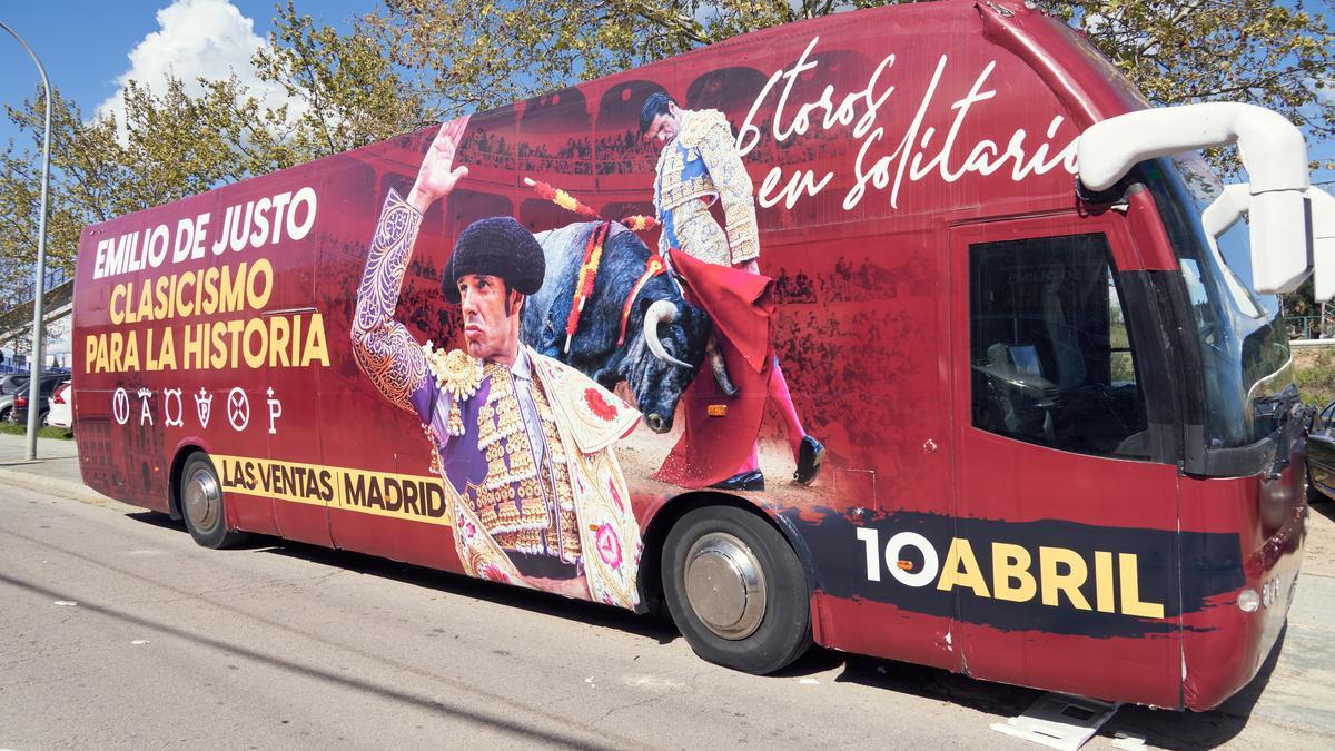 El autobús que promociona la encerrona de Emilio de Justo en Las Ventas, ayer en Cáceres.