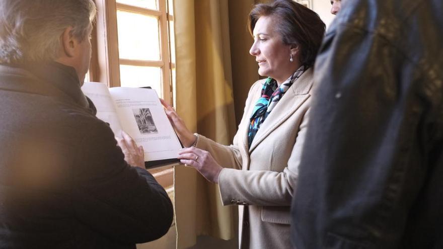 El arquitecto Julio Carbajo muestra a María José García Cirac una fotografía del claustro de 1920.