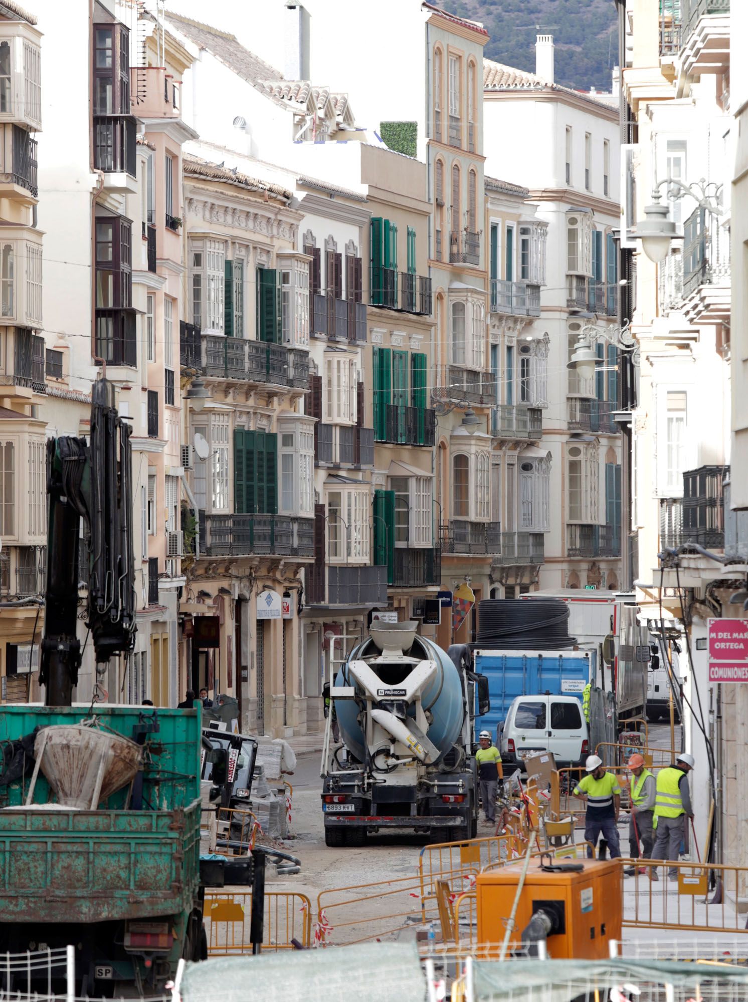 Aceleran los trabajos en la calle Carretería para llegar a Semana Santa