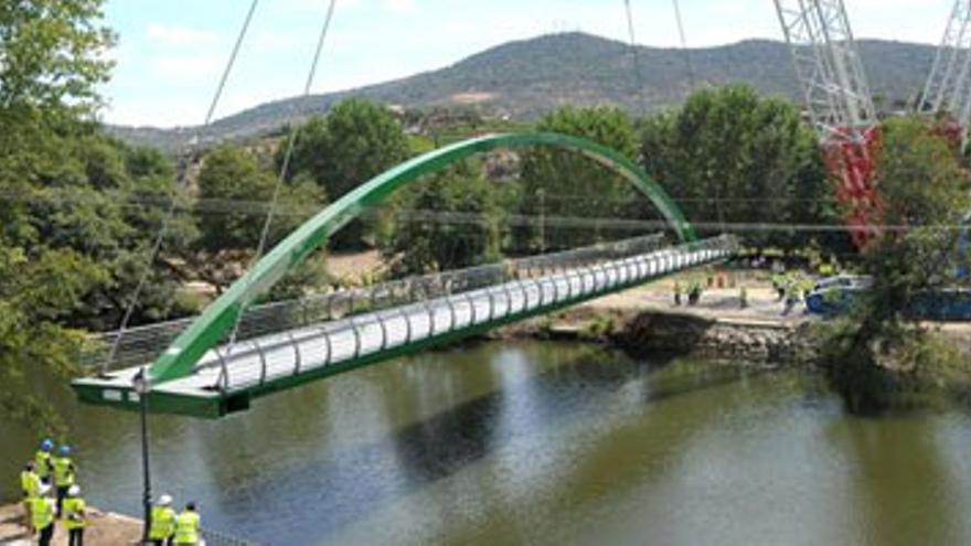 Un puente de 117 toneladas une ya San Juan y el Cachón en Plasencia