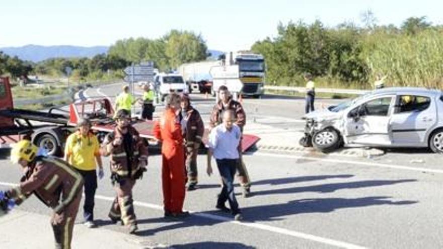 Almenys 9 ferits en un xoc frontal entre un cotxe i un autobús a Biure