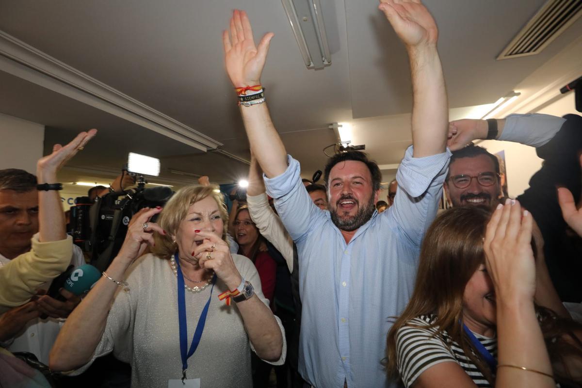 Ruz, a su llegada esta noche a la sede del PP en Elche