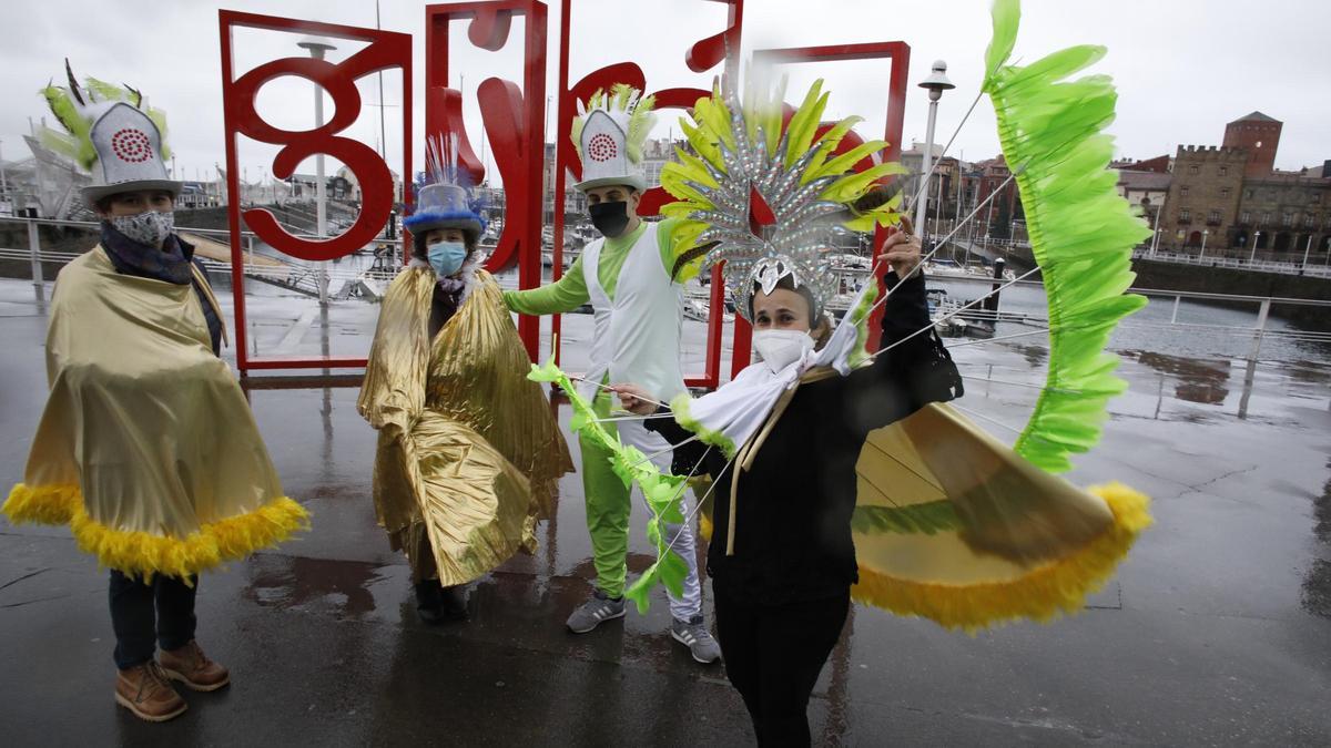 Por la izquierda, Ludi Magdalena, Toñi Gutiérrez, Álex Martino y Covadonga Cid, junto a las “letronas” de Gijón en el Puerto Deportivo.