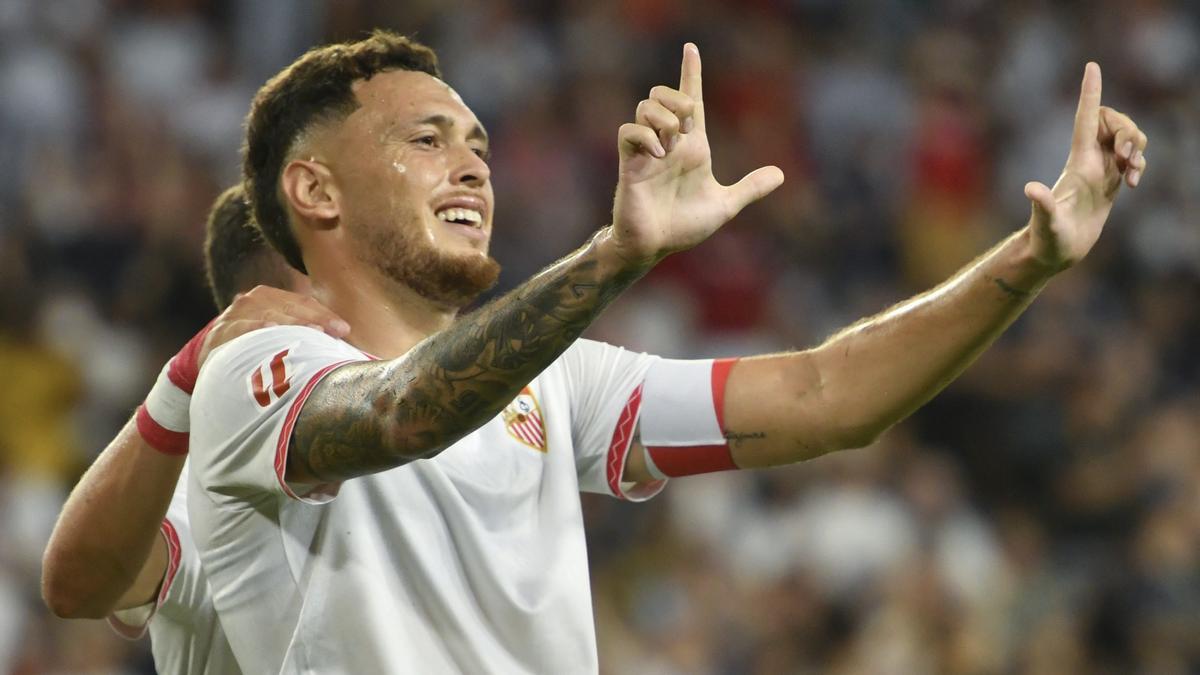 El delantero argentino del Sevilla FC Lucas Ocampos celebra el gol marcado de penalti al Al-Ittihad durante el partido del XIII trofeo Antonio Puerta que se celebra este viernes en el estadio Ramón Sánchez-Pizjuán, en Sevilla.