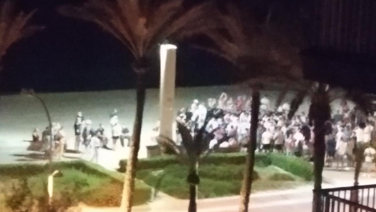 Los vecinos denuncian la inacción de la policía en otro botellón en Playa de Palma