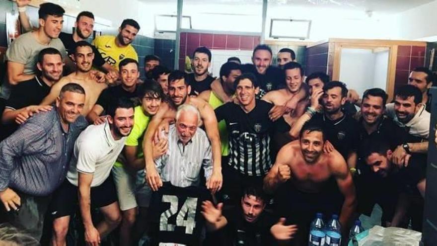 El club castellonense celebró la clasificación en el vestuario.