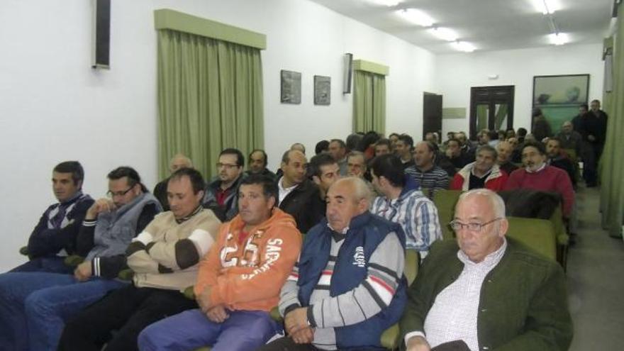 Cazadores de la sociedad toresana durante la última asamblea de la polémica.