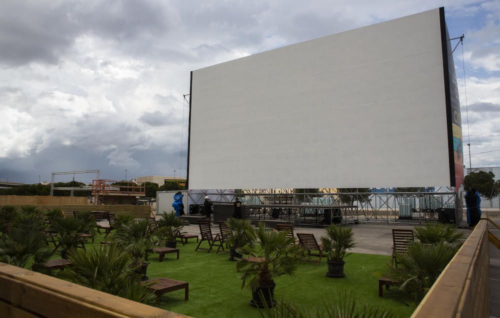 Montaje del nuevo autocine en Alicante, Cinemacar