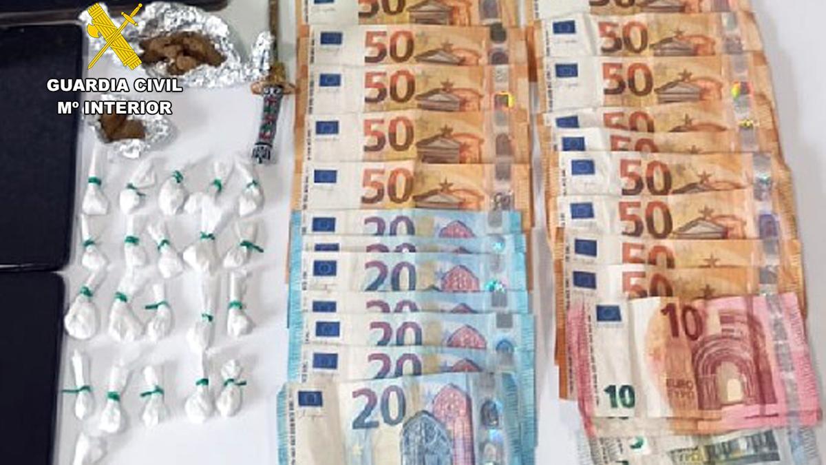 Dinero y droga intervenidos por la Guardia Civil.