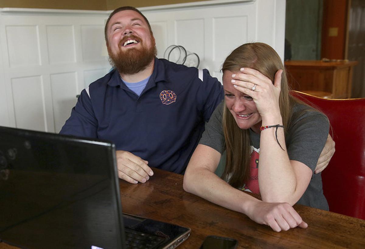 Joel Burger i Ashley King, al rebre la notícia que la cadena de menjar ràpid Burger King els pagarà el casament, aquest dilluns.