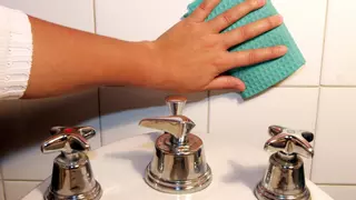 El truco de la abuela que acaba con las juntas negras con solo 3 ingredientes