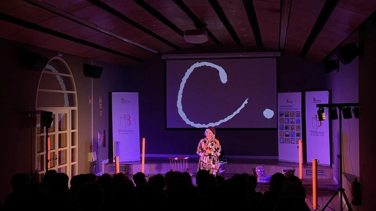 Una representación del homenaje a Carmen Martín Gaite.