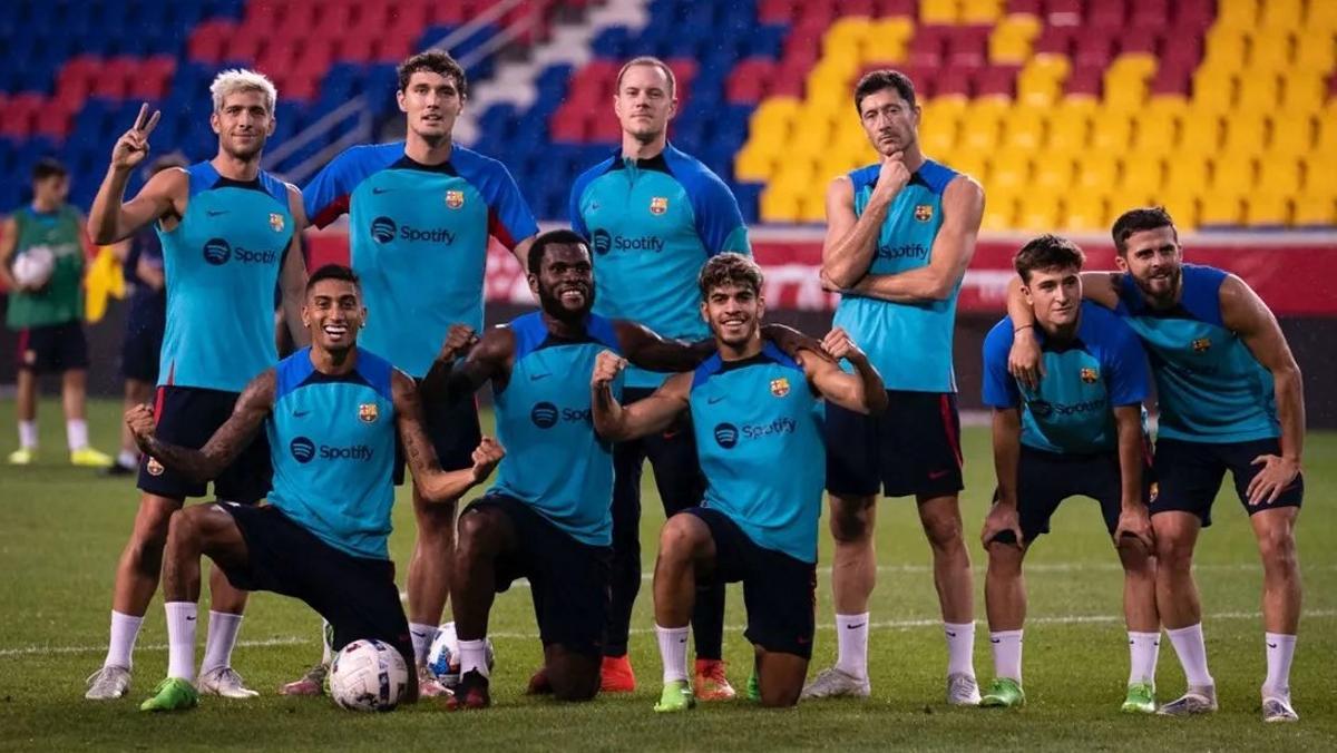 Roberto, Christensen, ter Stegen, Lewandowski, Raphinha, Kessié, Abde, Torre y Pjanic, en el estadio del Red Bull.