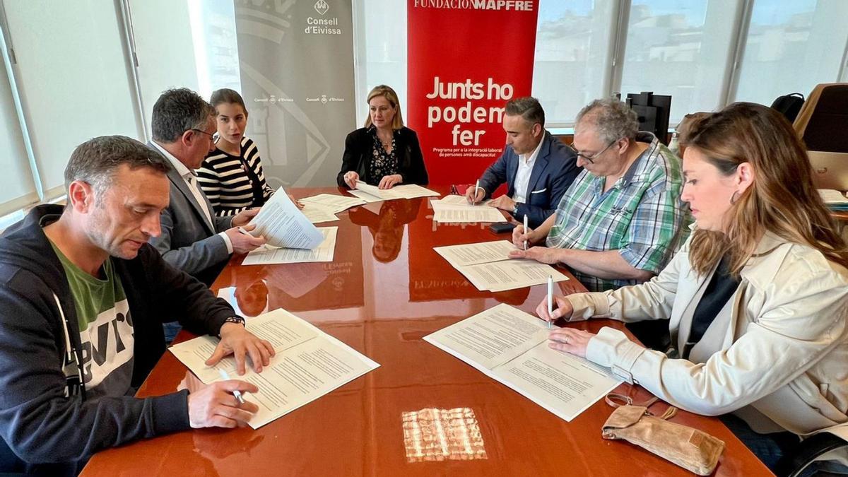 Firma del acuerdo, ayer, en la sede del Consell de Eivissa. | CIE