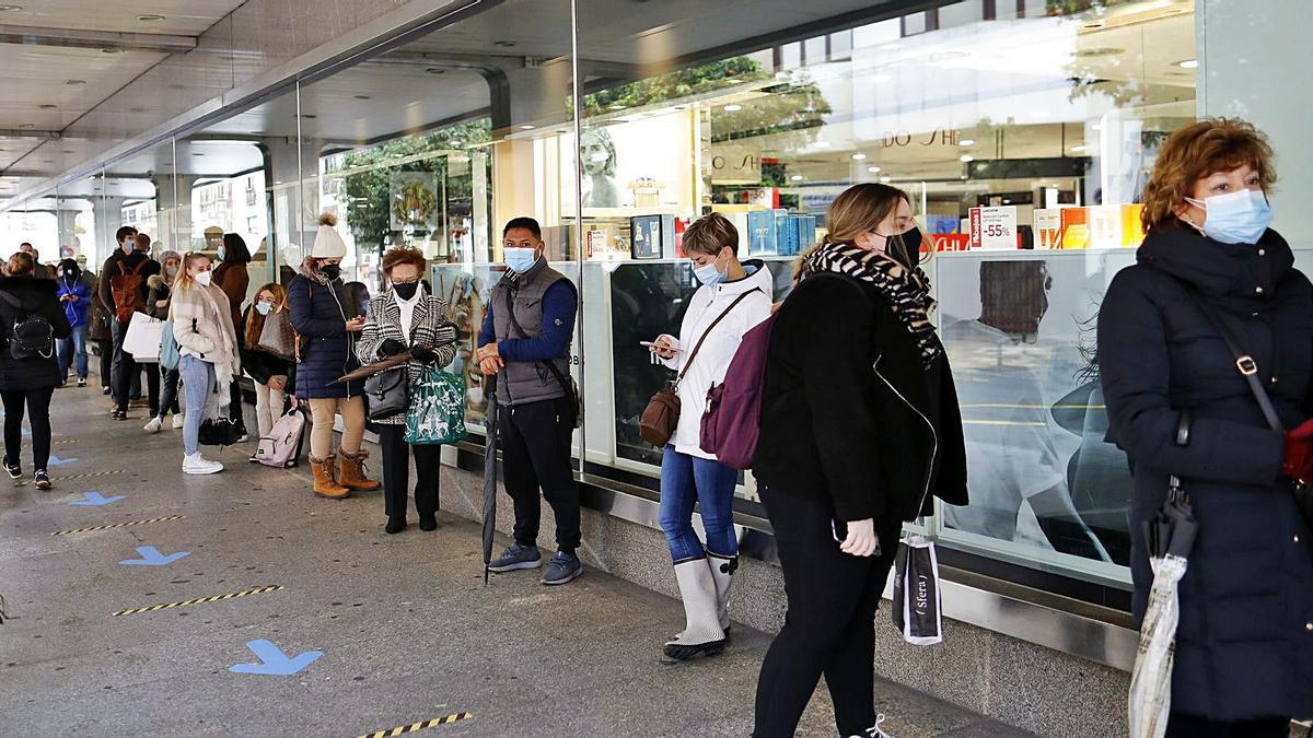 Cola en una de las entradas de El Corte Inglés de Pintor Sorolla. | LEVANTE-EMV