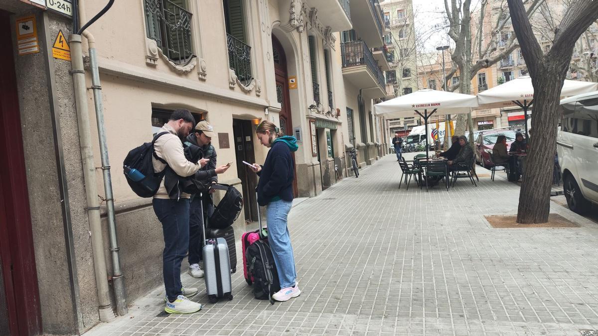 La futura ley europea de vivienda aviva la pugna sobre la prohibición de los pisos turísticos en Barcelona
